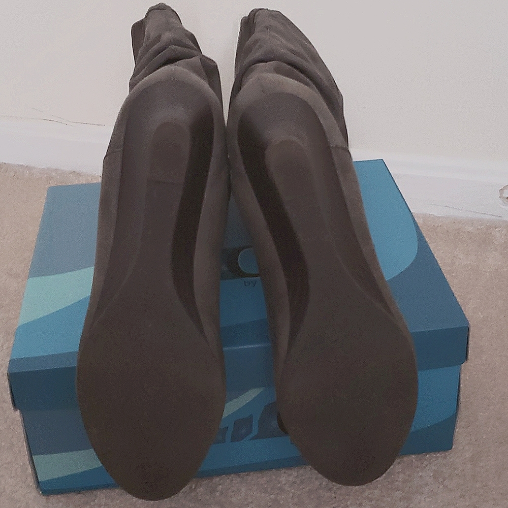 NEW w/box White Mountain Tall Suede Boots - Picture 6 of 6